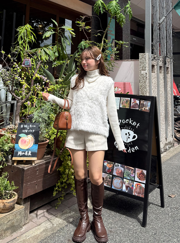 Vネックフェザーショート丈ニットベスト