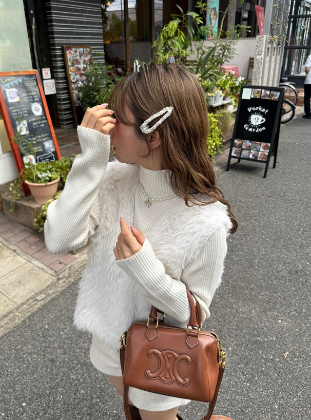 Vネックフェザーショート丈ニットベスト