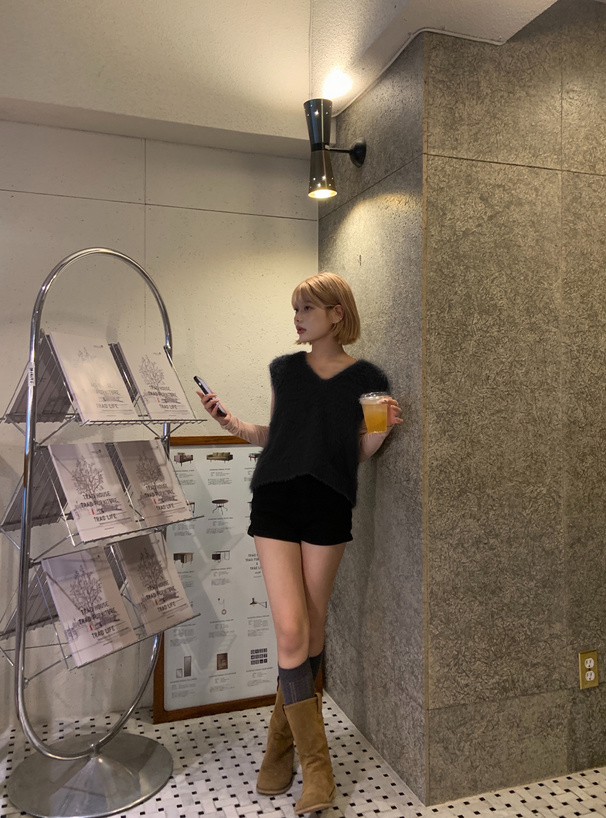 Vネックフェザーショート丈ニットベスト