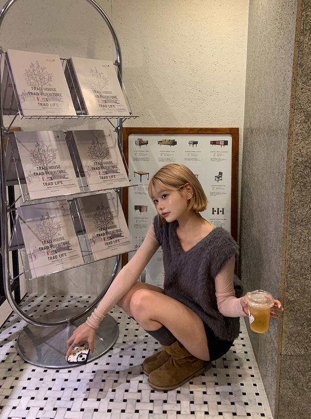 Vネックフェザーショート丈ニットベスト