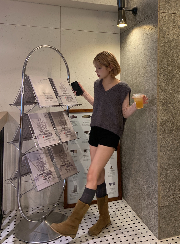 Vネックフェザーショート丈ニットベスト