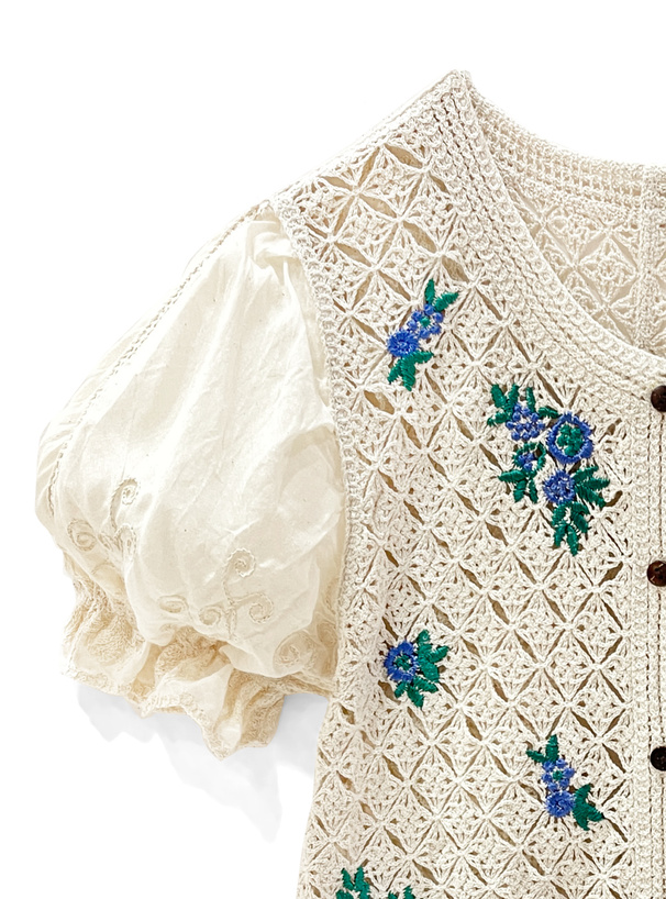 花柄刺繍透かし編みパフスリーブブラウス