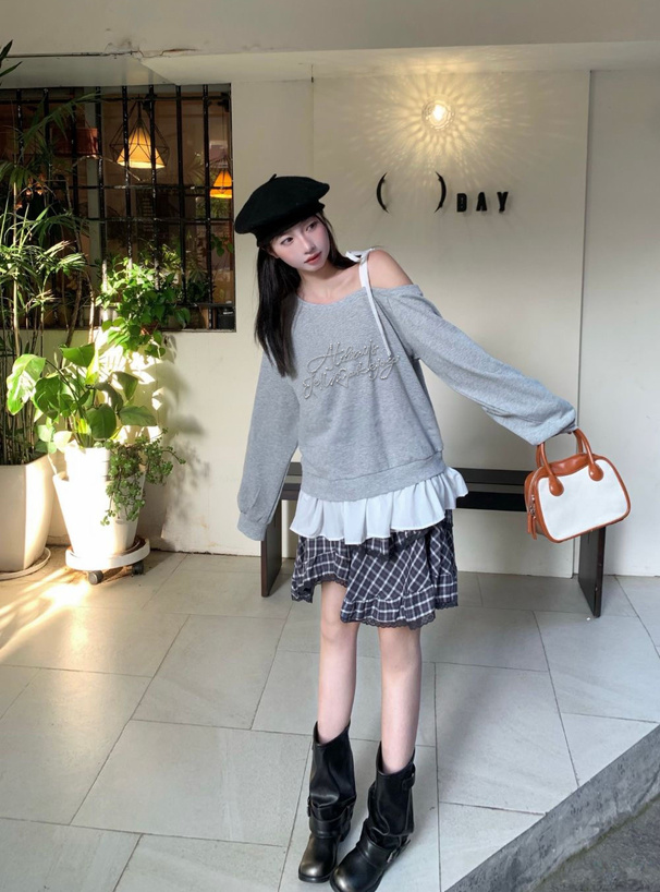 ワンショルダーリボン裾フリルロゴスタッズトップス