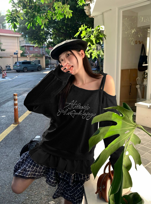 ワンショルダーリボン裾フリルロゴスタッズトップス