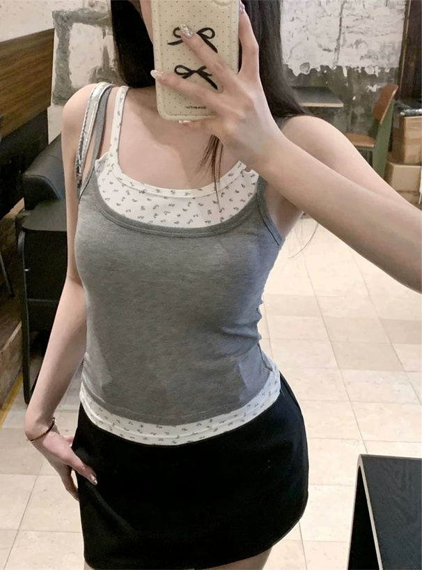 カップ付き小花柄レイヤード風キャミソールトップス