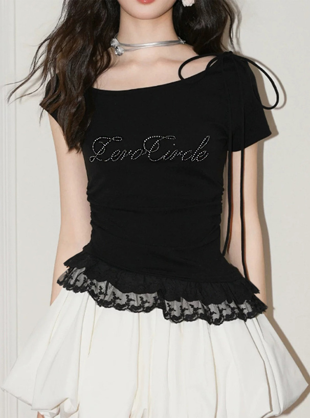 ネックリボンワンショルダースタッズロゴレースドッキングトップス