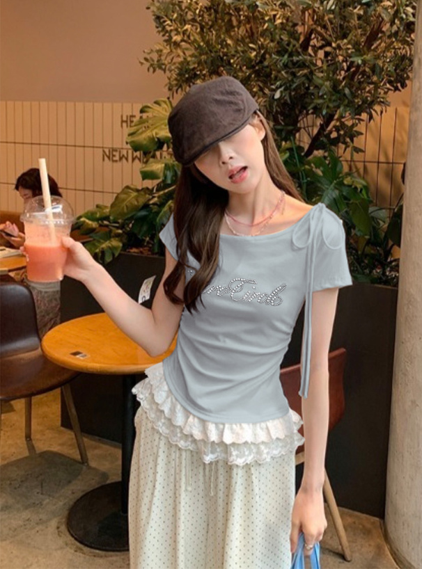 ネックリボンワンショルダースタッズロゴレースドッキングトップス