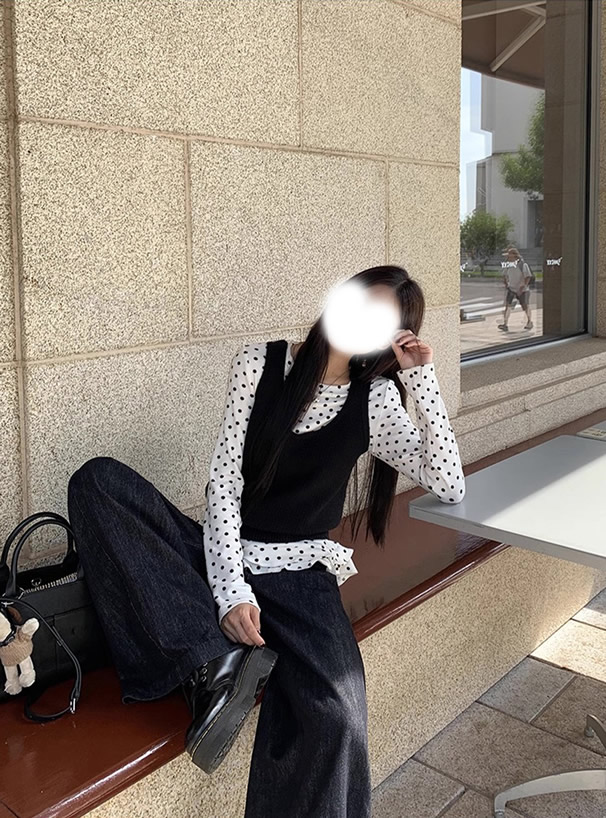 ドット柄フリルトップス×ニットベストアンサンブル
