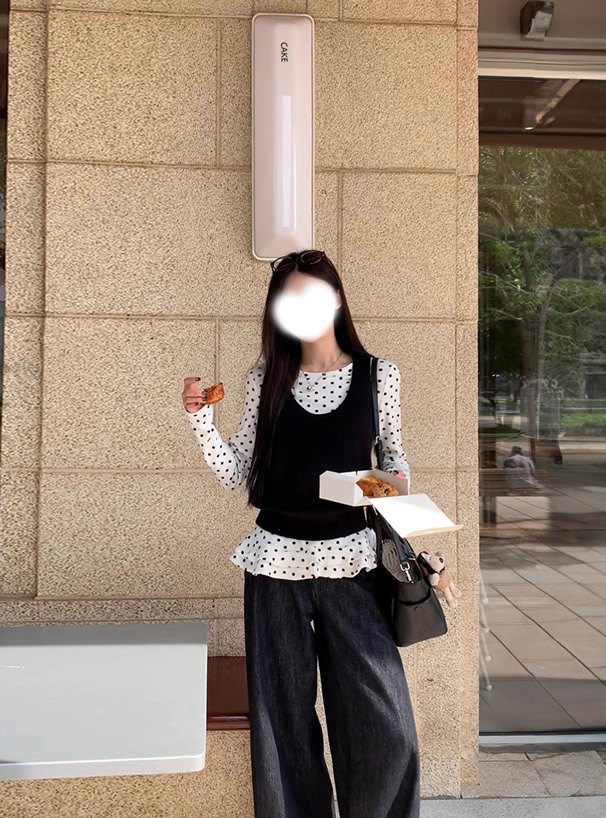 ドット柄フリルトップス×ニットベストアンサンブル
