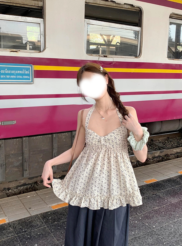 小花柄リボンホルターネックフリルトップス