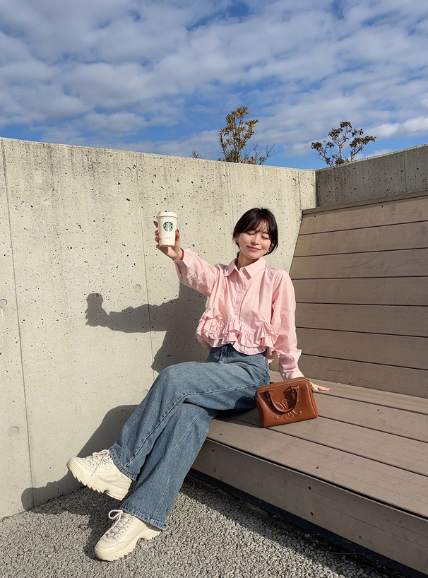 フリルブラウス