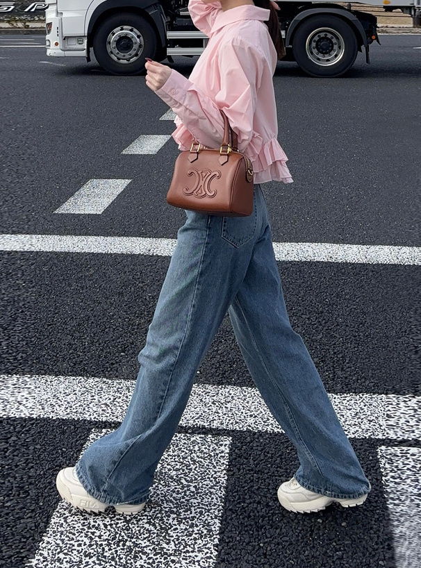 フリルブラウス