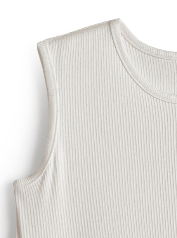 フリルノースリーブトップス