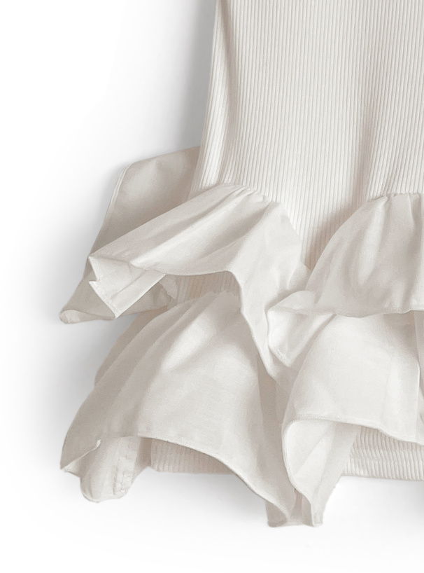 フリルノースリーブトップス