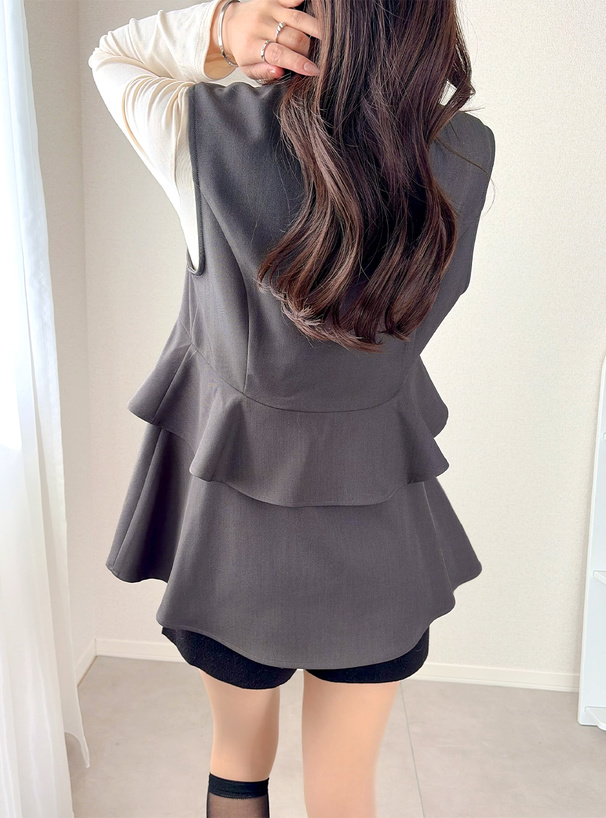 ゴールドボタンペプラムジレ