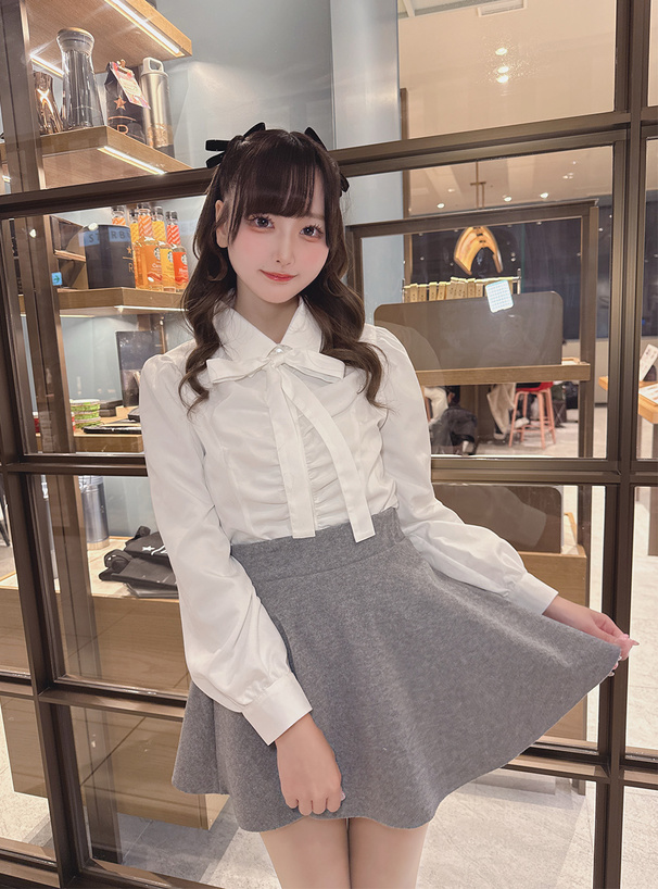 リボンタイ付きギャザーブラウス