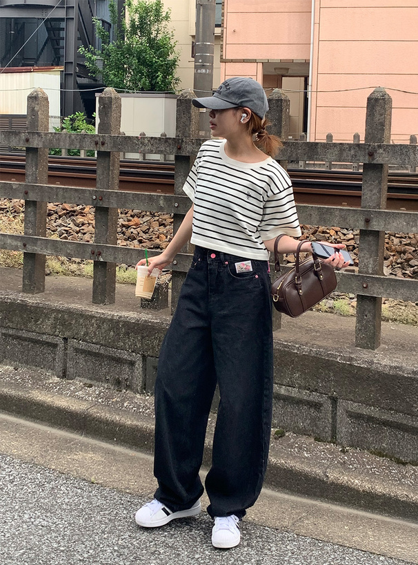 ボーダー柄ロゴ刺繍ショート丈ニットトップス