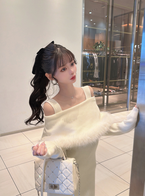 ファーオフショルダーニットミニワンピース