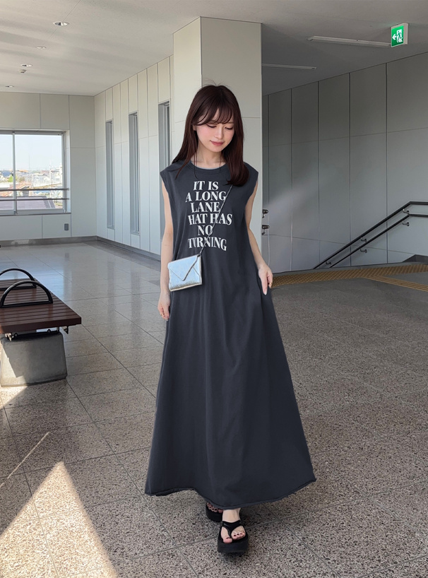 ロゴプリントノースリーブワンピース
