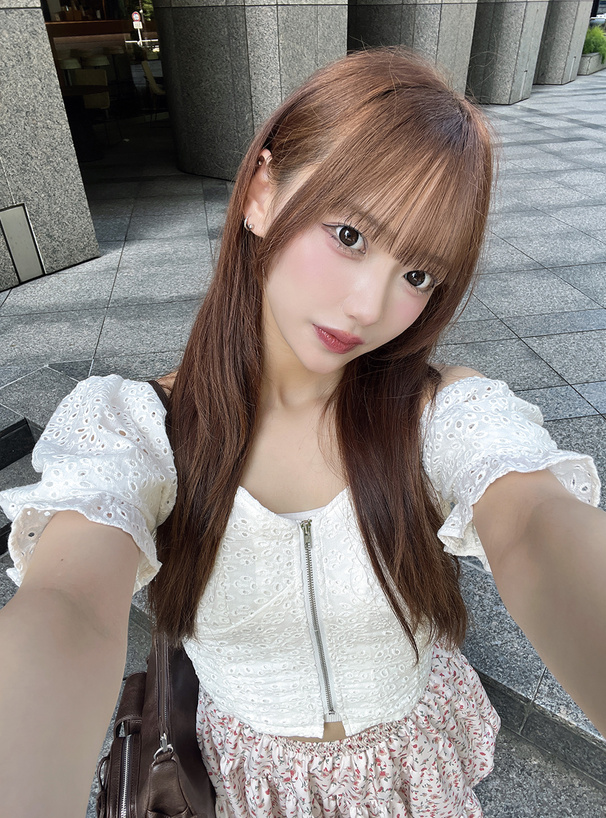 フロントジップパンチングレースオフショルダートップス