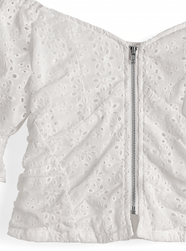 フロントジップパンチングレースオフショルダートップス