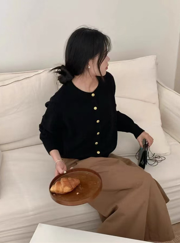 ゴールドボタンニットカーディガン