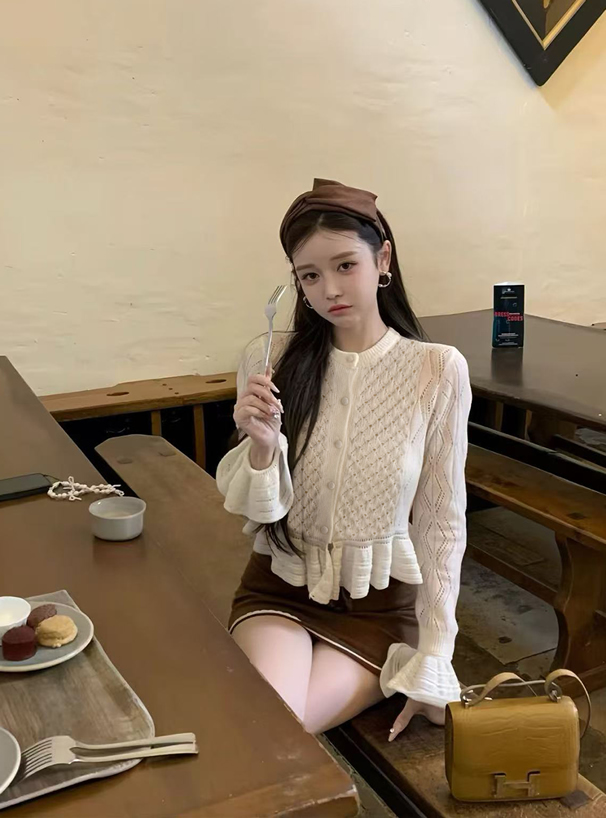 透かし編みベルスリーブペプラムニットカーディガン