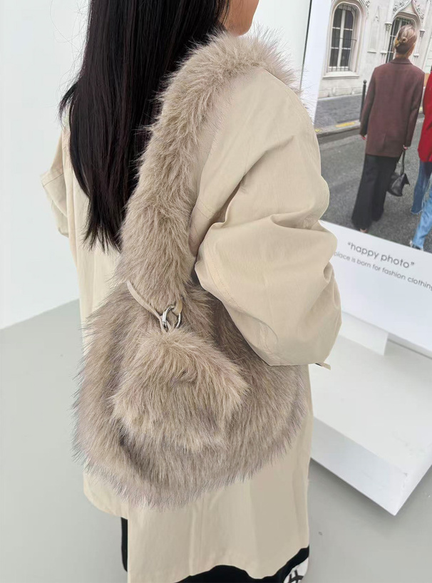 ポーチ付きファーショルダーバッグ