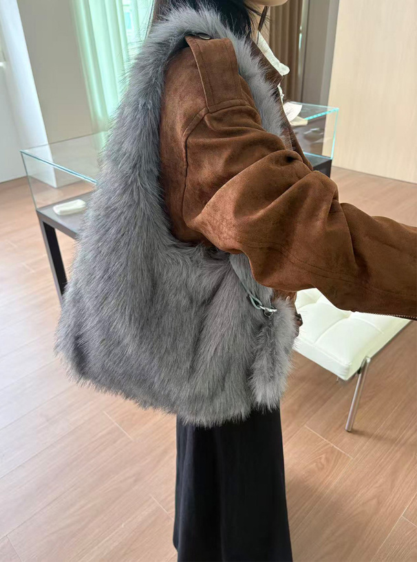 ポーチ付きファーショルダーバッグ