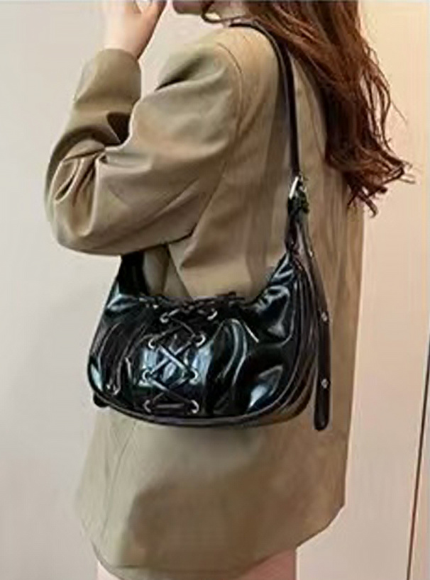 レースアップエナメルショルダーバッグ