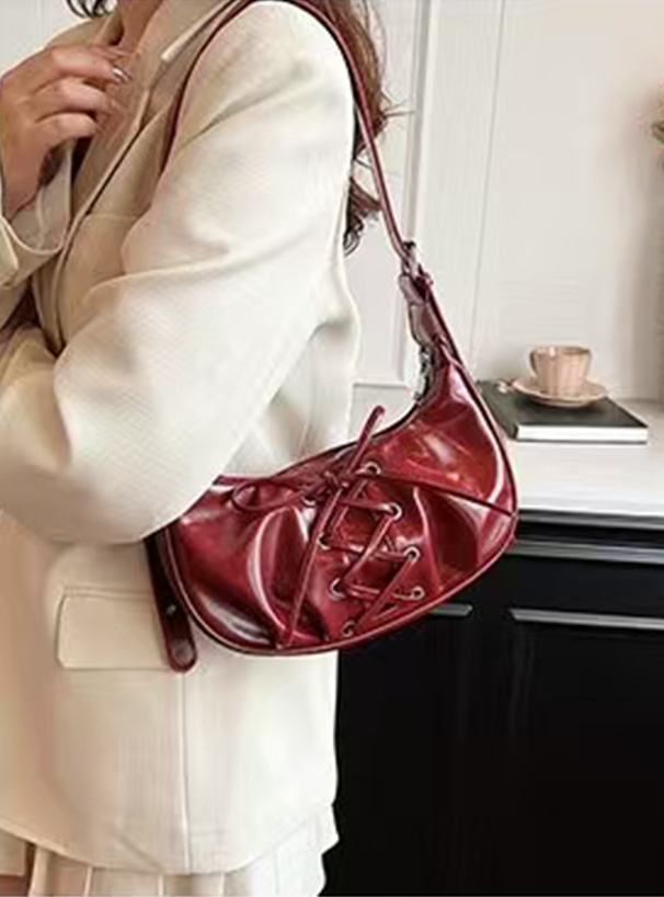 レースアップエナメルショルダーバッグ