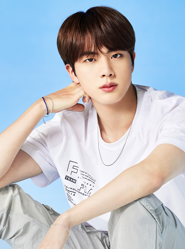 BTS着用モデル ノベルティ付FILAロゴTシャツ