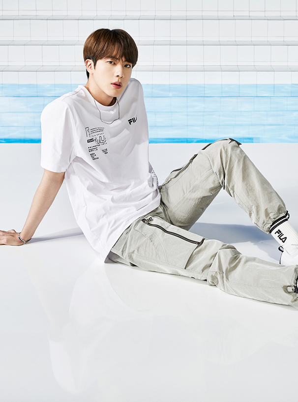 BTS着用モデル ノベルティ付FILAロゴTシャツ