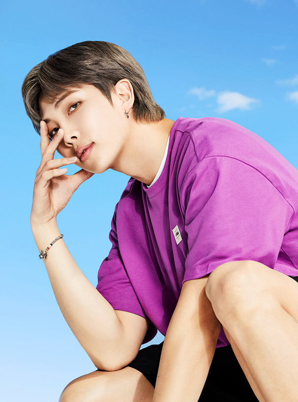BTS着用モデル ノベルティ付FILAロゴTシャツ