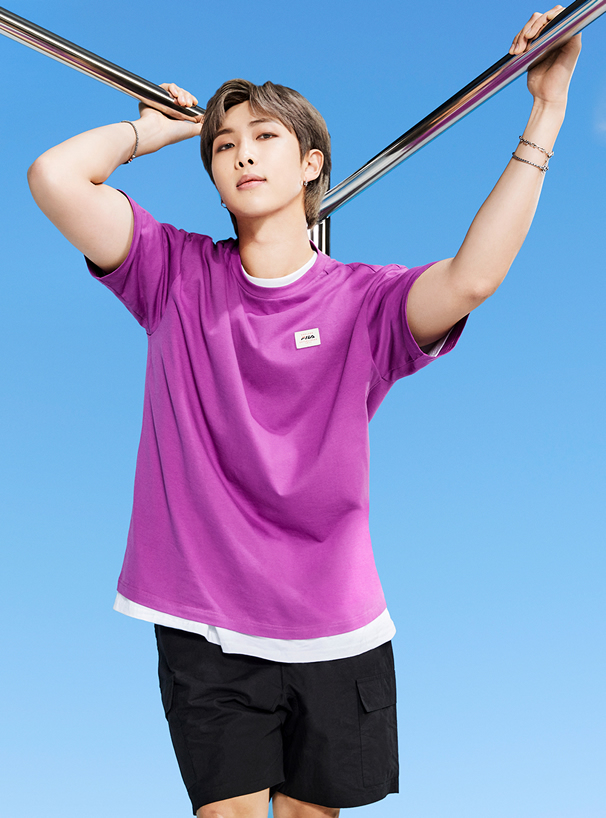 BTS着用モデル ノベルティ付FILAロゴTシャツ