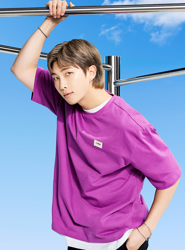 BTS着用モデル ノベルティ付FILAロゴTシャツ