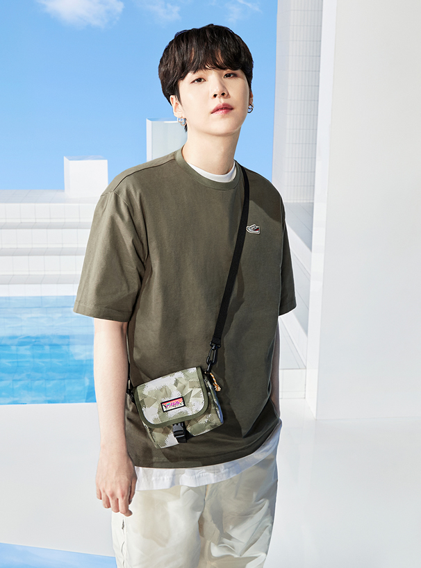 BTS着用モデル ノベルティ付FILAロゴTシャツ