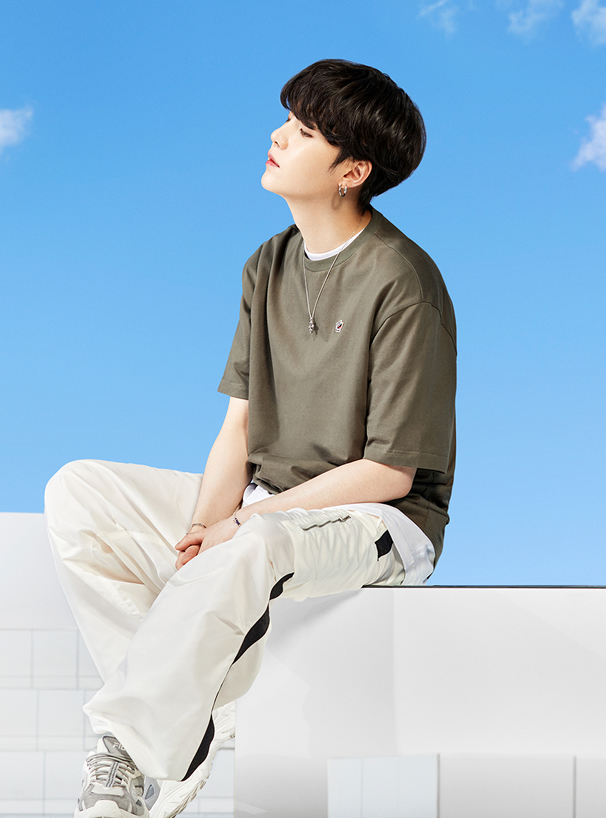 BTS着用モデル ノベルティ付FILAロゴTシャツ