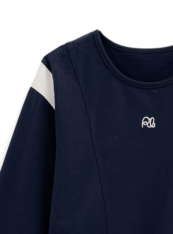 ロゴ刺繍クロップド丈トップス