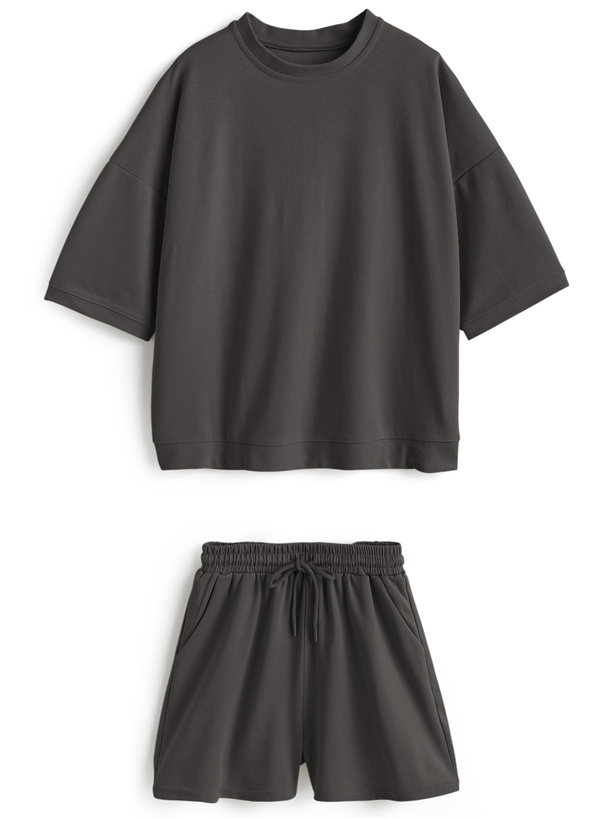Tシャツ×ショートパンツセットアップ