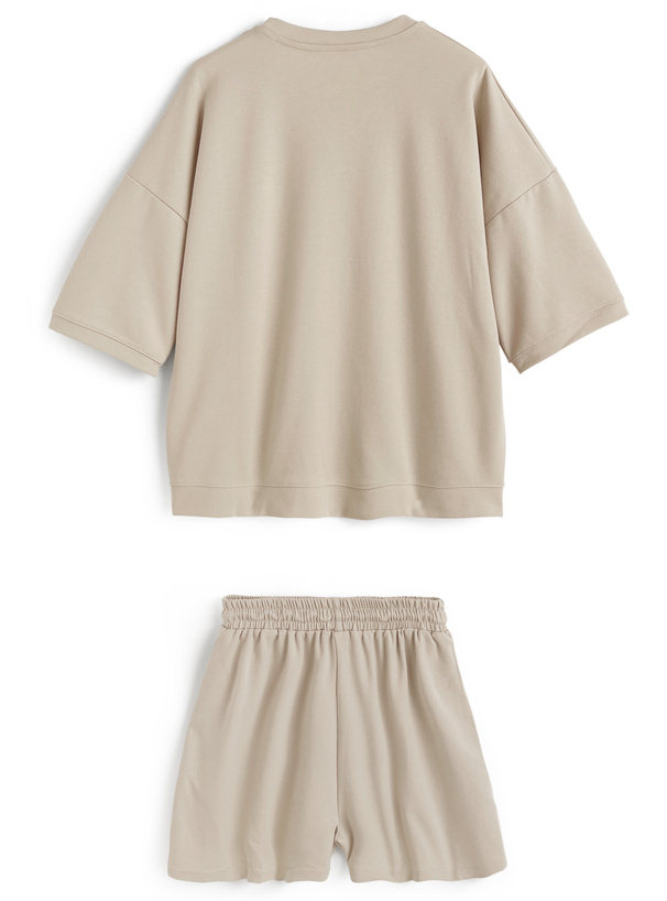Tシャツ×ショートパンツセットアップ