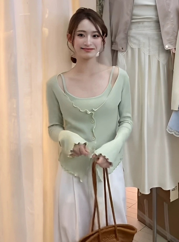 レイヤード風メロウニットトップス