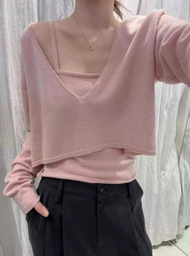 Vネックトップス×キャミソールニットアンサンブル