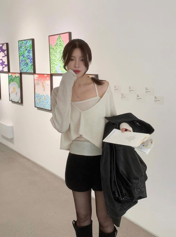 Vネックトップス×キャミソールニットアンサンブル