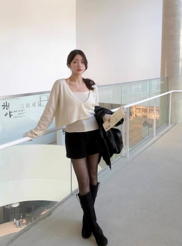 Vネックトップス×キャミソールニットアンサンブル