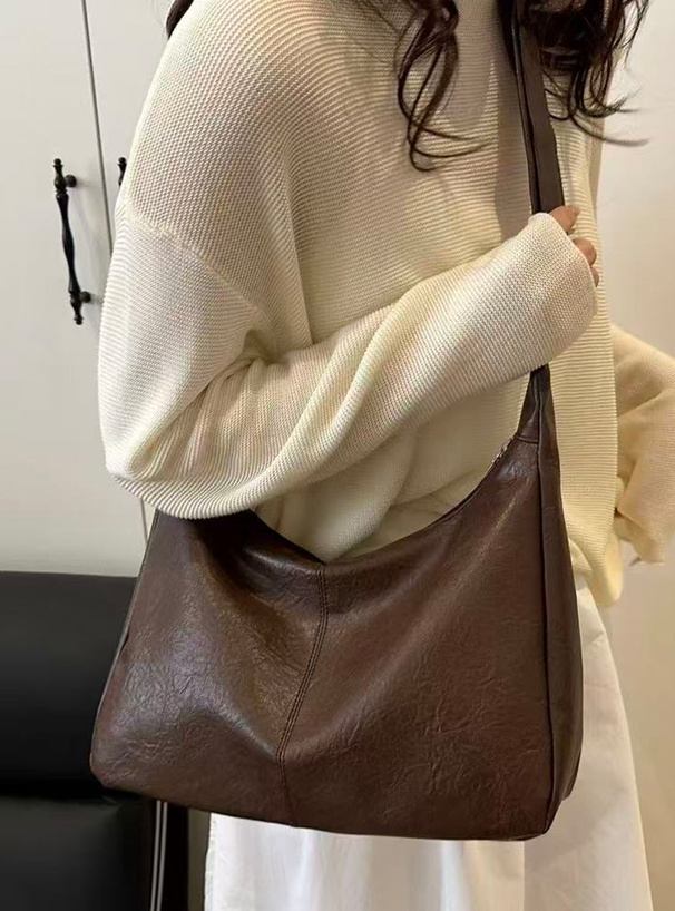 レザーラウンドショルダーバッグ