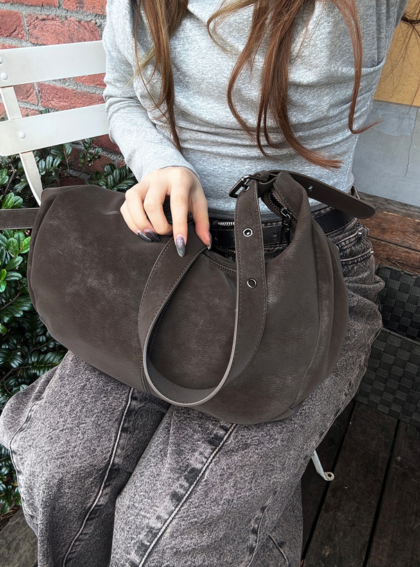 レザーラウンドショルダーバッグ