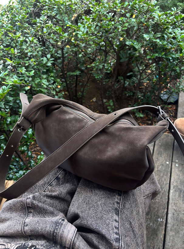 レザーラウンドショルダーバッグ