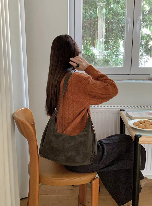 レザーラウンドショルダーバッグ