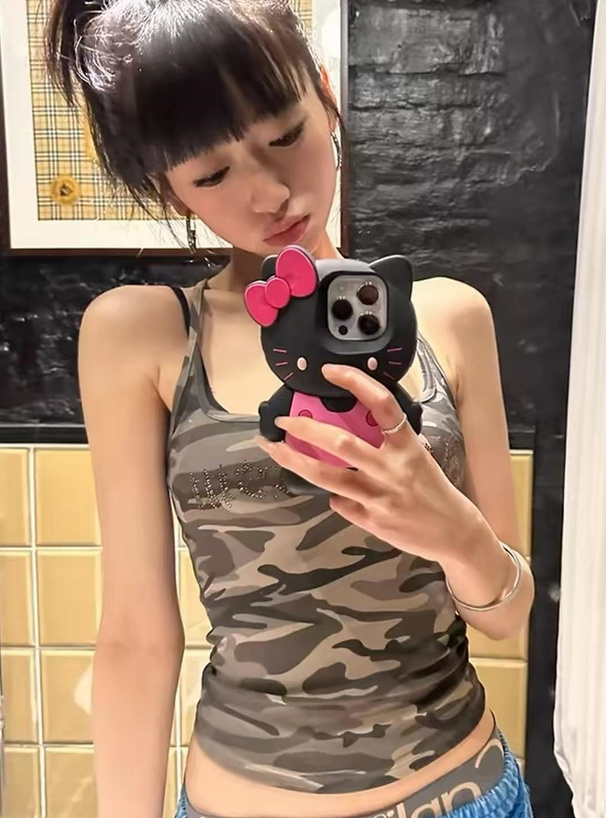 カップ付きカモフラージュ柄ラインストーンロゴタンクトップ
